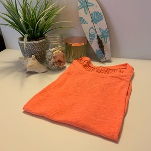 Small tee with pattern on back